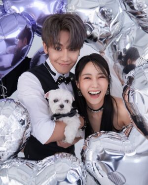 DaYuan Lin Instagram - 我們結婚了👰🤵🏻
或許這些年很多浪漫時刻是妳的第一次，但在我腦中早已演練了數百次數千次，等待著我將它們一一實現。
幸福就是，時刻有你在身邊。

12年來我們幾乎什麼事都一起，
一起領養狗狗，一起送他們當天使，一起承擔失誤，一起互相督促，一起吃一個便當，比賽誰最會夾自助餐，一起迷路，一起感冒，一起面對低潮，一起長皺紋，一起數白髮，享受生命的交織，笑嘆歲月的流逝。

最後還是得說～
未來的生活依然是幸福不變，唯獨這個～
哎呀～真麻煩～以後都要改口了
好難習慣呀😆

您好，
身邊這位 @dayuanlin 是我老婆「林艾璇」
讓愛為你而璇😉
-
非常感謝
禮服&飾品｜LinLi Boutique 
@linli_boutique  @linli_wedding 

西裝｜凡登男仕禮服 @vandome_suit

花藝｜上田花藝 @ueda_design.co

攝影｜@33lightning33
攝影｜LinLi Boutique 

墨鏡｜BROOKLYN HUNTINGTON
@bkhuntington

👰
妝 @bellllla.makeup
髮 @zoom_vanessa 
🤵🏻
妝 @makeupdu720
髮 @zoom_edmund