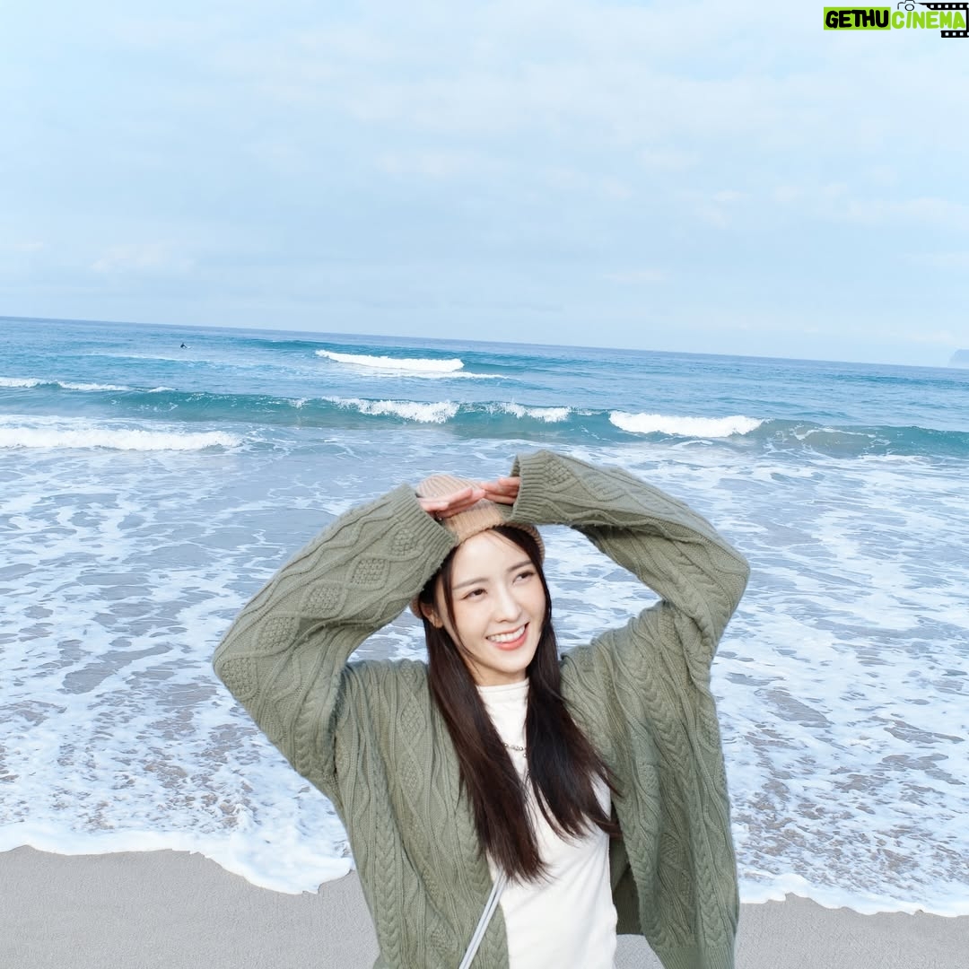 DaYuan Lin - 8.7K Likes - 真的好喜歡大自然帶給我的純淨能量◞* ✧
踩著沙踏著海水,興奮到旁邊的友人默默一句
:「看起來會以為你第一次看到海!」
還能時常擁有這種興奮又感動的心情,我覺得很棒耶 ·͜·♡
#雖然偶爾還是會出現要被曬黑了的擔憂感 #真矛盾