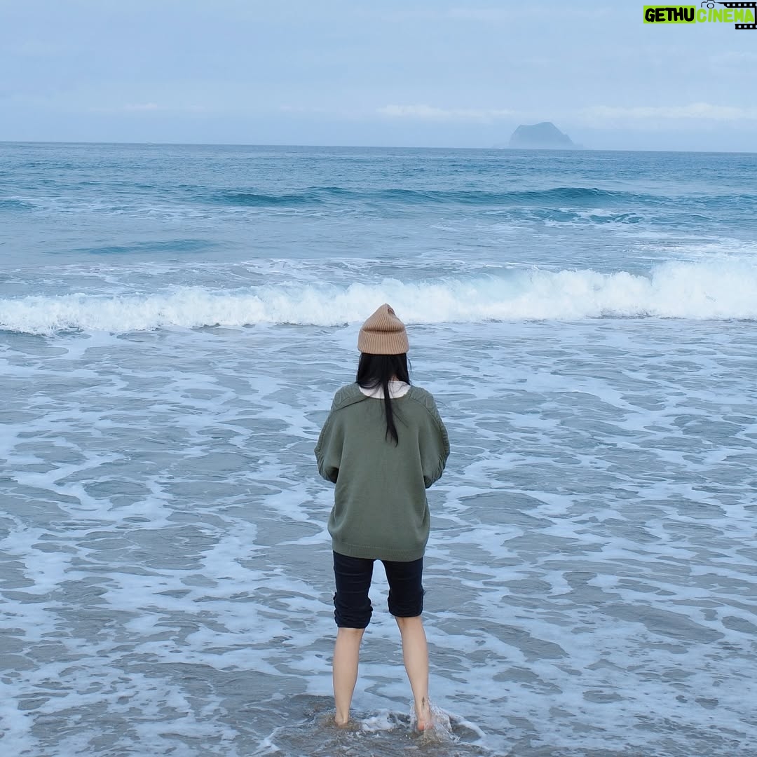 DaYuan Lin - 8.7K Likes - 真的好喜歡大自然帶給我的純淨能量◞* ✧
踩著沙踏著海水,興奮到旁邊的友人默默一句
:「看起來會以為你第一次看到海!」
還能時常擁有這種興奮又感動的心情,我覺得很棒耶 ·͜·♡
#雖然偶爾還是會出現要被曬黑了的擔憂感 #真矛盾
