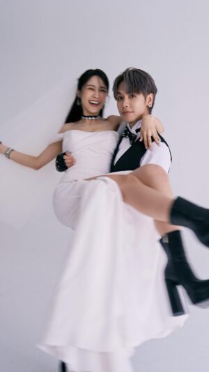 DaYuan Lin Instagram - 我們結婚了💖
此時此刻就是最好的時刻✨

那天拍婚紗照時你看著照片說：「我的樣貌好像又不一樣了？可能因為歲月的流逝吧？不過沒有不好的意思哦！就只是一種感嘆！」

但我想說的是：「好險我們依舊陪伴在彼此的身邊。」

12年了，一起經歷了人生的高低起伏，攜手看遍了不同世界，得到過也失去過，就像一般情侶的日常一樣，有熱戀期，也有平淡期，但因為是你和我，所以從來沒有想放棄過。

謝謝你，從男孩變成了男人，始終陪伴在我身邊，豐富了我的人生，完美了我的旅程。
無論未來如何，就算青春漸漸消逝，但我知道你永遠都不會消失。
幸福就是這樣平凡簡單，只要有你在就是最好的時刻✨

老公➰讓我們繼續把不可能都成真，將未完成的都完成ꔛ讓愛依舊是我們₊⁺ ♡̴₊⁺. 

真心感謝參與我們重要時刻的你們💞

👗禮服&飾品｜LinLi Boutique 
@linli_boutique  @linli_wedding 
👔西裝｜凡登男仕禮服 @vandome_suit 

💐花藝｜上田花藝 @ueda_design.co 

📷攝影｜ @33lightning33 
📹影像紀錄｜相信音樂、用心音樂 @binmusic.ig （筱妍、阿輝）

🕶️墨鏡｜BROOKLYN HUNTINGTON
@bkhuntington 
👰
妝 @bellllla.makeup 
髮 @zoom_vanessa 
🤵🏻
妝 @makeupdu720
髮 @zoom_edmund
👼🏻鼓鼓經紀人 @yvonneohoh 

#我們結婚了 #呂先生 #呂太太
#希望用這份幸福感染你們 
#希望大家都能找到你的男孩女孩
#因爲你永遠值得 💖
#輕婚紗拍攝 #未完待續 _
