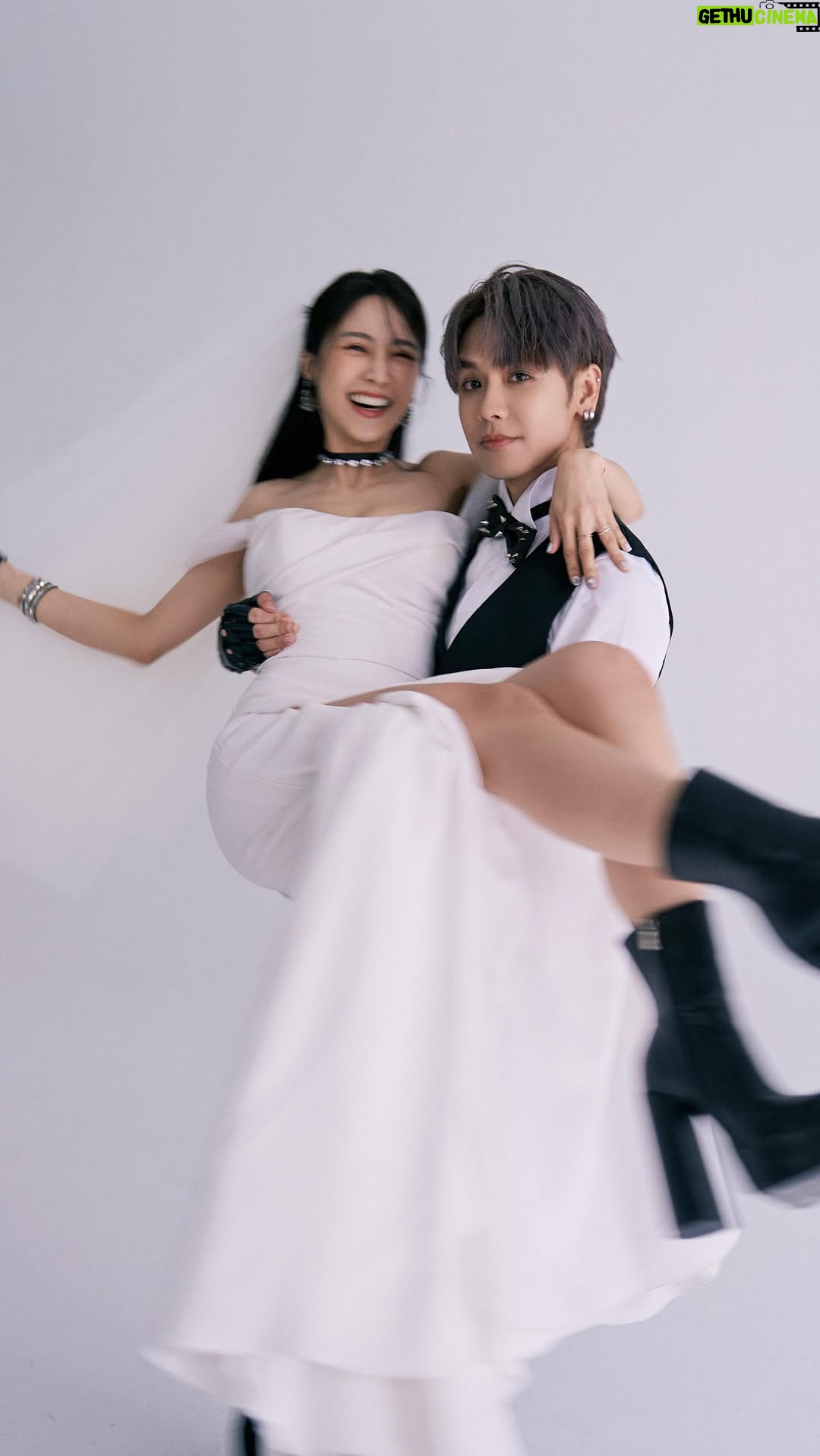 DaYuan Lin - 60.6K Likes - 我們結婚了💖
此時此刻就是最好的時刻✨
那天拍婚紗照時你看著照片說:「我的樣貌好像又不一樣了?可能因為歲月的流逝吧?不過沒有不好的意思哦!就只是一種感嘆!」
但我想說的是:「好險我們依舊陪伴在彼此的身邊。」
12年了,一起經歷了人生的高低起伏,攜手看遍了不同世界,得到過也失去過,就像一般情侶的日常一樣,有熱戀期,也有平淡期,但因為是你和我,所以從來沒有想放棄過。
謝謝你,從男孩變成了男人,始終陪伴在我身邊,豐富了我的人生,完美了我的旅程。
無論未來如何,就算青春漸漸消逝,但我知道你永遠都不會消失。
幸福就是這樣平凡簡單,只要有你在就是最好的時刻✨
老公➰讓我們繼續把不可能都成真,將未完成的都完成ꔛ讓愛依舊是我們₊⁺ ♡̴₊⁺.
真心感謝參與我們重要時刻的你們💞
👗禮服&飾品|LinLi Boutique
@linli_boutique @linli_wedding
👔西裝|凡登男仕禮服 @vandome_suit
💐花藝|上田花藝 @ueda_design.co
📷攝影| @33lightning33
📹影像紀錄|相信音樂、用心音樂 @binmusic.ig (筱妍、阿輝)
🕶️墨鏡|BROOKLYN HUNTINGTON
@bkhuntington
👰
妝 @bellllla.makeup
髮 @zoom_vanessa
🤵🏻
妝 @makeupdu720
髮 @zoom_edmund
👼🏻鼓鼓經紀人 @yvonneohoh
#我們結婚了 #呂先生 #呂太太
#希望用這份幸福感染你們
#希望大家都能找到你的男孩女孩
#因爲你永遠值得 💖
#輕婚紗拍攝 #未完待續 _