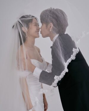 DaYuan Lin Instagram - 我們結婚了👰🤵🏻
或許這些年很多浪漫時刻是妳的第一次，但在我腦中早已演練了數百次數千次，等待著我將它們一一實現。
幸福就是，時刻有你在身邊。

12年來我們幾乎什麼事都一起，
一起領養狗狗，一起送他們當天使，一起承擔失誤，一起互相督促，一起吃一個便當，比賽誰最會夾自助餐，一起迷路，一起感冒，一起面對低潮，一起長皺紋，一起數白髮，享受生命的交織，笑嘆歲月的流逝。

最後還是得說～
未來的生活依然是幸福不變，唯獨這個～
哎呀～真麻煩～以後都要改口了
好難習慣呀😆

您好，
身邊這位 @dayuanlin 是我老婆「林艾璇」
讓愛為你而璇😉
-
非常感謝
禮服&飾品｜LinLi Boutique 
@linli_boutique  @linli_wedding 

西裝｜凡登男仕禮服 @vandome_suit

花藝｜上田花藝 @ueda_design.co

攝影｜@33lightning33
攝影｜LinLi Boutique 

墨鏡｜BROOKLYN HUNTINGTON
@bkhuntington

👰
妝 @bellllla.makeup
髮 @zoom_vanessa 
🤵🏻
妝 @makeupdu720
髮 @zoom_edmund