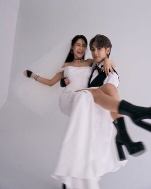 DaYuan Lin Instagram - 我們結婚了👰🤵🏻
或許這些年很多浪漫時刻是妳的第一次，但在我腦中早已演練了數百次數千次，等待著我將它們一一實現。
幸福就是，時刻有你在身邊。

12年來我們幾乎什麼事都一起，
一起領養狗狗，一起送他們當天使，一起承擔失誤，一起互相督促，一起吃一個便當，比賽誰最會夾自助餐，一起迷路，一起感冒，一起面對低潮，一起長皺紋，一起數白髮，享受生命的交織，笑嘆歲月的流逝。

最後還是得說～
未來的生活依然是幸福不變，唯獨這個～
哎呀～真麻煩～以後都要改口了
好難習慣呀😆

您好，
身邊這位 @dayuanlin 是我老婆「林艾璇」
讓愛為你而璇😉
-
非常感謝
禮服&飾品｜LinLi Boutique 
@linli_boutique  @linli_wedding 

西裝｜凡登男仕禮服 @vandome_suit

花藝｜上田花藝 @ueda_design.co

攝影｜@33lightning33
攝影｜LinLi Boutique 

墨鏡｜BROOKLYN HUNTINGTON
@bkhuntington

👰
妝 @bellllla.makeup
髮 @zoom_vanessa 
🤵🏻
妝 @makeupdu720
髮 @zoom_edmund