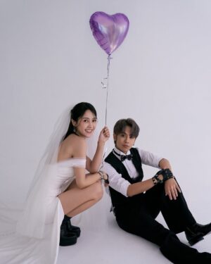 DaYuan Lin Instagram - 我們結婚了👰🤵🏻
或許這些年很多浪漫時刻是妳的第一次，但在我腦中早已演練了數百次數千次，等待著我將它們一一實現。
幸福就是，時刻有你在身邊。

12年來我們幾乎什麼事都一起，
一起領養狗狗，一起送他們當天使，一起承擔失誤，一起互相督促，一起吃一個便當，比賽誰最會夾自助餐，一起迷路，一起感冒，一起面對低潮，一起長皺紋，一起數白髮，享受生命的交織，笑嘆歲月的流逝。

最後還是得說～
未來的生活依然是幸福不變，唯獨這個～
哎呀～真麻煩～以後都要改口了
好難習慣呀😆

您好，
身邊這位 @dayuanlin 是我老婆「林艾璇」
讓愛為你而璇😉
-
非常感謝
禮服&飾品｜LinLi Boutique 
@linli_boutique  @linli_wedding 

西裝｜凡登男仕禮服 @vandome_suit

花藝｜上田花藝 @ueda_design.co

攝影｜@33lightning33
攝影｜LinLi Boutique 

墨鏡｜BROOKLYN HUNTINGTON
@bkhuntington

👰
妝 @bellllla.makeup
髮 @zoom_vanessa 
🤵🏻
妝 @makeupdu720
髮 @zoom_edmund