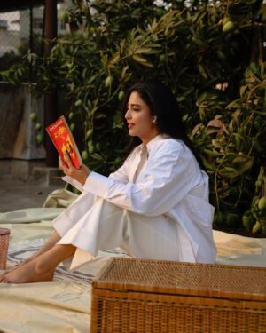 Daksha Nagarkar Instagram - Who’s joining my picnic? 🌞😎
.
#dakshanagarkar #love #happy #picoftheday #pictureoftheday #instapic #instagram #sunset #summertime #summervibes #summer