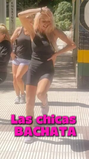 Dalia Gutmann Instagram - Las chicas que bailamos en la plaza con @leticiarojasbilbao estamos claramente divididas en dos grupos:
1.El de las chicas que bailar hermosamente Bachata
2. Las chicas Bachota liderado por @marianaattouche y por mí, bueno☝🏼🤓
Porque en todo grupo hay subgrupos y hay que hacerse cargo de a cuál pertenecés🤭😅