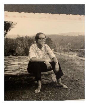 Dalila Carmo Instagram - As da viagem são pretexto.
Hoje celebro não só as minhas mulheres mas todas as que não se limitam a representar apenas a convenção social para a qual foram destinadas. As que se insurgem contra o mansplaining, as que lutam por igualdade e segurança, as que procuram a sua voz no espaço público e não se resignam à sua constante objectificação. E as que todos os dias tentam, em vão, ser ouvidas e acabam vítimas de assédio moral e abusos sexuais ou violência doméstica. Isto é tb sobre as mulheres que em tantas realidades no mundo, não conseguem ter autonomia longe do seu pai, irmão ou maridos.
Feliz Dia da Mulher🤍🤍🤍🤍

-Quero que a minha neta seja independente. 
Obrigada avô. Segui o teu conselho🤍