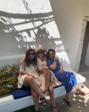 Dalila Carmo Instagram - As da viagem são pretexto.
Hoje celebro não só as minhas mulheres mas todas as que não se limitam a representar apenas a convenção social para a qual foram destinadas. As que se insurgem contra o mansplaining, as que lutam por igualdade e segurança, as que procuram a sua voz no espaço público e não se resignam à sua constante objectificação. E as que todos os dias tentam, em vão, ser ouvidas e acabam vítimas de assédio moral e abusos sexuais ou violência doméstica. Isto é tb sobre as mulheres que em tantas realidades no mundo, não conseguem ter autonomia longe do seu pai, irmão ou maridos.
Feliz Dia da Mulher🤍🤍🤍🤍

-Quero que a minha neta seja independente. 
Obrigada avô. Segui o teu conselho🤍