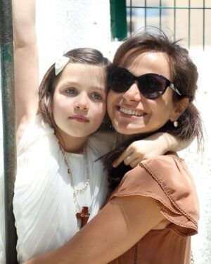 Dalila Carmo Instagram - As da viagem são pretexto.
Hoje celebro não só as minhas mulheres mas todas as que não se limitam a representar apenas a convenção social para a qual foram destinadas. As que se insurgem contra o mansplaining, as que lutam por igualdade e segurança, as que procuram a sua voz no espaço público e não se resignam à sua constante objectificação. E as que todos os dias tentam, em vão, ser ouvidas e acabam vítimas de assédio moral e abusos sexuais ou violência doméstica. Isto é tb sobre as mulheres que em tantas realidades no mundo, não conseguem ter autonomia longe do seu pai, irmão ou maridos.
Feliz Dia da Mulher🤍🤍🤍🤍

-Quero que a minha neta seja independente. 
Obrigada avô. Segui o teu conselho🤍
