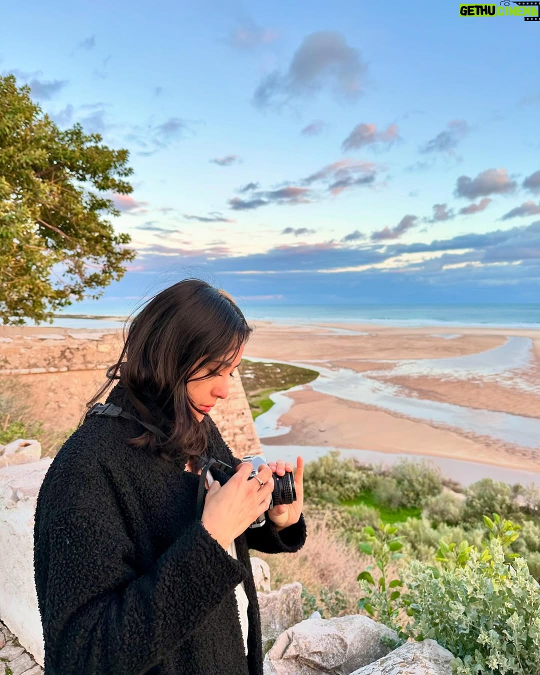 Dalila Carmo - 8.9K Likes - As da viagem são pretexto.
Hoje celebro não só as minhas mulheres mas todas as que não se limitam a representar apenas a convenção social para a qual foram destinadas. As que se insurgem contra o mansplaining, as que lutam por igualdade e segurança, as que procuram a sua voz no espaço público e não se resignam à sua constante objectificação. E as que todos os dias tentam, em vão, ser ouvidas e acabam vítimas de assédio moral e abusos sexuais ou violência doméstica. Isto é tb sobre as mulheres que em tantas realidades no mundo, não conseguem ter autonomia longe do seu pai, irmão ou maridos.
Feliz Dia da Mulher🤍🤍🤍🤍
-Quero que a minha neta seja independente.
Obrigada avô. Segui o teu conselho🤍