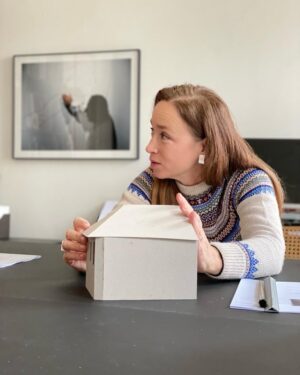 Dalila Carmo Instagram - As da viagem são pretexto.
Hoje celebro não só as minhas mulheres mas todas as que não se limitam a representar apenas a convenção social para a qual foram destinadas. As que se insurgem contra o mansplaining, as que lutam por igualdade e segurança, as que procuram a sua voz no espaço público e não se resignam à sua constante objectificação. E as que todos os dias tentam, em vão, ser ouvidas e acabam vítimas de assédio moral e abusos sexuais ou violência doméstica. Isto é tb sobre as mulheres que em tantas realidades no mundo, não conseguem ter autonomia longe do seu pai, irmão ou maridos.
Feliz Dia da Mulher🤍🤍🤍🤍

-Quero que a minha neta seja independente. 
Obrigada avô. Segui o teu conselho🤍