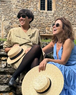 Dalila Carmo Instagram - As da viagem são pretexto.
Hoje celebro não só as minhas mulheres mas todas as que não se limitam a representar apenas a convenção social para a qual foram destinadas. As que se insurgem contra o mansplaining, as que lutam por igualdade e segurança, as que procuram a sua voz no espaço público e não se resignam à sua constante objectificação. E as que todos os dias tentam, em vão, ser ouvidas e acabam vítimas de assédio moral e abusos sexuais ou violência doméstica. Isto é tb sobre as mulheres que em tantas realidades no mundo, não conseguem ter autonomia longe do seu pai, irmão ou maridos.
Feliz Dia da Mulher🤍🤍🤍🤍

-Quero que a minha neta seja independente. 
Obrigada avô. Segui o teu conselho🤍