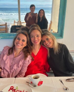 Dalila Carmo Instagram - As da viagem são pretexto.
Hoje celebro não só as minhas mulheres mas todas as que não se limitam a representar apenas a convenção social para a qual foram destinadas. As que se insurgem contra o mansplaining, as que lutam por igualdade e segurança, as que procuram a sua voz no espaço público e não se resignam à sua constante objectificação. E as que todos os dias tentam, em vão, ser ouvidas e acabam vítimas de assédio moral e abusos sexuais ou violência doméstica. Isto é tb sobre as mulheres que em tantas realidades no mundo, não conseguem ter autonomia longe do seu pai, irmão ou maridos.
Feliz Dia da Mulher🤍🤍🤍🤍

-Quero que a minha neta seja independente. 
Obrigada avô. Segui o teu conselho🤍