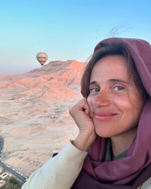 Dalila Carmo Instagram - As da viagem são pretexto.
Hoje celebro não só as minhas mulheres mas todas as que não se limitam a representar apenas a convenção social para a qual foram destinadas. As que se insurgem contra o mansplaining, as que lutam por igualdade e segurança, as que procuram a sua voz no espaço público e não se resignam à sua constante objectificação. E as que todos os dias tentam, em vão, ser ouvidas e acabam vítimas de assédio moral e abusos sexuais ou violência doméstica. Isto é tb sobre as mulheres que em tantas realidades no mundo, não conseguem ter autonomia longe do seu pai, irmão ou maridos.
Feliz Dia da Mulher🤍🤍🤍🤍

-Quero que a minha neta seja independente. 
Obrigada avô. Segui o teu conselho🤍