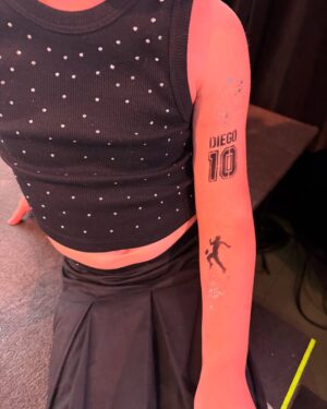 Dalma Maradona Instagram - Y de repente apareces así tatuada y yo te pongo una sonrisa pero en realidad quiero llorar de la emoción. Porque me sorprende verte con ese tatuaje pero por otro lado no me sorprende nada. Siempre tan conectada. Siempre teniéndolo tan presente. Forma parte de tus días y de los cuentos que te cuento. Mientras escribo lloro porque no puedo creer que se hayan disfrutado apenas y me reconforta saber que ese apenas a ella le basta para recordarte a cada rato! Que bronca que no puedas verla bailar y derretirte por ella como estoy segura que lo harías! Ella te tira besos en cada foto o mural tuyo que ve y tmb cuando sale la luna! Se pone celosa cuando la Chuli no quiere dejar de usar tu remera y ahí te imagino limpiándote la baba porque no hay nada que te gustara más que se pelearán por vos! Les enseñé que jugábamos al ÚLTIMO hasta el cansancio y ahora tmb ellas juegan! Te juro que estás en todos lados !No entendes lo que sos para mis hijas ! O si … 🩷