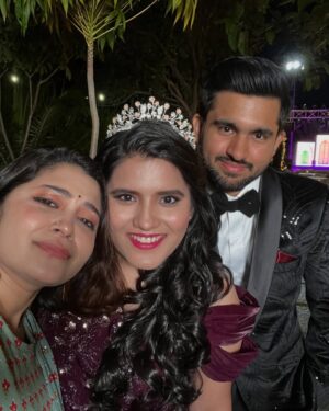 Damini Bhatla Instagram - my favourite women in my life. 
1. @itsmounima - best sister
2. @sri_jhansi_krishna - mother 
3. @keerthivelugubantla @mona._.vincent @shravya.aditya - girl gang. 
4. @sujithapawaar - bestie from school
5. @priyaa_iyer @froniapris_life007 meet once an year kinda bfs. 
5. @kaumudiofficial - my most protective friend 
6. @anks28 - my manager and my go-getter 
7. @i.am.shreyaa.b - she’s a vibe
8. @shalmiaow - inspo, girl’s girl, amazing human. 
last slides are my musical favourites
@biliiieillish @hermusicofficial @laufey @oliviadeano