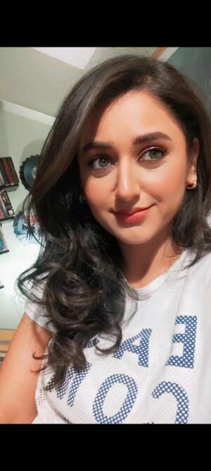 Dania Enwer Instagram - Trying out coloured eyes 🌼
Also can someone please remind Winter that it's time for winter ❄️⛄
.
.
.
.
.
#waitingforwinter #instareels #eyes #colouredcontacts #easycomeeasygo #winterreels #pakireels