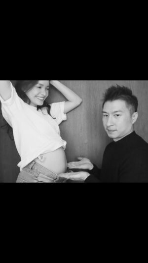 Dara Hanfman Instagram - 來到我們家的都是好寶寶🍼

因為都是禮物所以沒有辦派對，就是在診間一起聽醫生宣布～
但還是想讓一起看著我陪著我的你們一同參與這個時刻🩷🩵

我狀況是：有噁心但沒吐出來、背面看不出來的藏肚但蠻圓～
飲食喜好：跟以前一樣喜歡酸跟辣、但甜食有變比較愛～