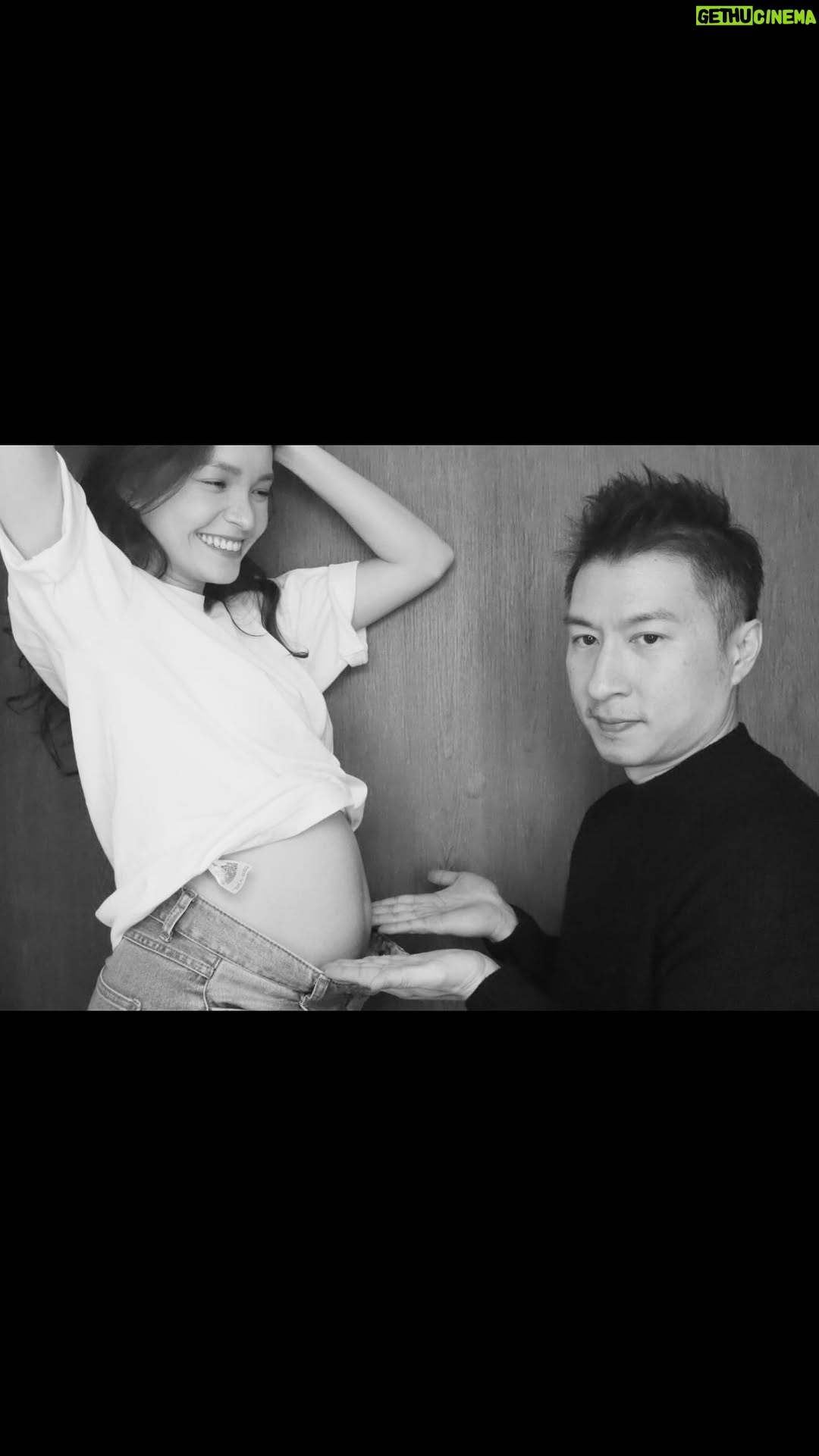 Dara Hanfman - 3.3K Likes - 來到我們家的都是好寶寶🍼
因為都是禮物所以沒有辦派對,就是在診間一起聽醫生宣布~
但還是想讓一起看著我陪著我的你們一同參與這個時刻🩷🩵
我狀況是:有噁心但沒吐出來、背面看不出來的藏肚但蠻圓~
飲食喜好:跟以前一樣喜歡酸跟辣、但甜食有變比較愛~
