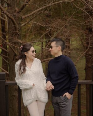 Dara Hanfman Instagram - 你的寶寶看起來沒有長大，如果下週還這樣那可能是壞掉的。

算了週數滿心喜悅進去診間想說今天應該可以聽到心跳，結果是拿了安胎藥回去擠著笑臉接著晚上直播工作，記得當時不在畫面裡跟大家聊天時，我都在鏡頭外忍住不讓眼淚掉下來。

那整週怎麼過去的有點忘記，只記得哭了好幾回，一下覺得要有信心開始搜尋其他寶寶成功長大的故事，一下又開始搜尋胚胎每個時期該有的大小讓自己再度絕望到不行。

一週後聽到了全世界最美好的心跳聲後，都還是小心翼翼守護著這個小不點，要特別謝謝這段時間所有的代言廠商和家人朋友的保密和守護。

最後希望在闖關中的大家寶寶都健康，而等待的家庭也能順利迎接寶寶到來❤️

後記：那個月的週期可能因為壓力大比原本的多了好幾週，導致排卵也非我們所想的時間，事後推算驗到寶寶的時候他真的還好小好小，另外還有因爲兩次看的醫生不同，而寶寶每個時期成長的速度跟觀看的角度都會有差距，所以才會導致一開始的誤差。