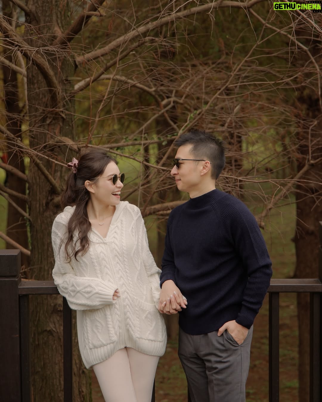 Dara Hanfman - 4.4K Likes - 你的寶寶看起來沒有長大,如果下週還這樣那可能是壞掉的。
算了週數滿心喜悅進去診間想說今天應該可以聽到心跳,結果是拿了安胎藥回去擠著笑臉接著晚上直播工作,記得當時不在畫面裡跟大家聊天時,我都在鏡頭外忍住不讓眼淚掉下來。
那整週怎麼過去的有點忘記,只記得哭了好幾回,一下覺得要有信心開始搜尋其他寶寶成功長大的故事,一下又開始搜尋胚胎每個時期該有的大小讓自己再度絕望到不行。
一週後聽到了全世界最美好的心跳聲後,都還是小心翼翼守護著這個小不點,要特別謝謝這段時間所有的代言廠商和家人朋友的保密和守護。
最後希望在闖關中的大家寶寶都健康,而等待的家庭也能順利迎接寶寶到來❤️
後記:那個月的週期可能因為壓力大比原本的多了好幾週,導致排卵也非我們所想的時間,事後推算驗到寶寶的時候他真的還好小好小,另外還有因爲兩次看的醫生不同,而寶寶每個時期成長的速度跟觀看的角度都會有差距,所以才會導致一開始的誤差。