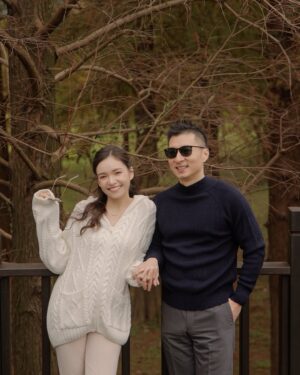 Dara Hanfman Instagram - 你的寶寶看起來沒有長大，如果下週還這樣那可能是壞掉的。

算了週數滿心喜悅進去診間想說今天應該可以聽到心跳，結果是拿了安胎藥回去擠著笑臉接著晚上直播工作，記得當時不在畫面裡跟大家聊天時，我都在鏡頭外忍住不讓眼淚掉下來。

那整週怎麼過去的有點忘記，只記得哭了好幾回，一下覺得要有信心開始搜尋其他寶寶成功長大的故事，一下又開始搜尋胚胎每個時期該有的大小讓自己再度絕望到不行。

一週後聽到了全世界最美好的心跳聲後，都還是小心翼翼守護著這個小不點，要特別謝謝這段時間所有的代言廠商和家人朋友的保密和守護。

最後希望在闖關中的大家寶寶都健康，而等待的家庭也能順利迎接寶寶到來❤️

後記：那個月的週期可能因為壓力大比原本的多了好幾週，導致排卵也非我們所想的時間，事後推算驗到寶寶的時候他真的還好小好小，另外還有因爲兩次看的醫生不同，而寶寶每個時期成長的速度跟觀看的角度都會有差距，所以才會導致一開始的誤差。