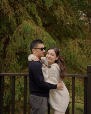 Dara Hanfman Instagram - 你的寶寶看起來沒有長大，如果下週還這樣那可能是壞掉的。

算了週數滿心喜悅進去診間想說今天應該可以聽到心跳，結果是拿了安胎藥回去擠著笑臉接著晚上直播工作，記得當時不在畫面裡跟大家聊天時，我都在鏡頭外忍住不讓眼淚掉下來。

那整週怎麼過去的有點忘記，只記得哭了好幾回，一下覺得要有信心開始搜尋其他寶寶成功長大的故事，一下又開始搜尋胚胎每個時期該有的大小讓自己再度絕望到不行。

一週後聽到了全世界最美好的心跳聲後，都還是小心翼翼守護著這個小不點，要特別謝謝這段時間所有的代言廠商和家人朋友的保密和守護。

最後希望在闖關中的大家寶寶都健康，而等待的家庭也能順利迎接寶寶到來❤️

後記：那個月的週期可能因為壓力大比原本的多了好幾週，導致排卵也非我們所想的時間，事後推算驗到寶寶的時候他真的還好小好小，另外還有因爲兩次看的醫生不同，而寶寶每個時期成長的速度跟觀看的角度都會有差距，所以才會導致一開始的誤差。