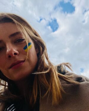 Daria Petrozhytska Instagram - Продовжуємо триматися, допомагати і підтримувати один одного 🙏🏻
Вічна вдячність всім, хто захищає нашу країну! 
Слава Героям! Слава Україні!
💛💙