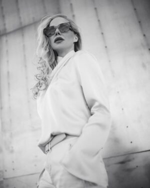 Daryna Trehubova Instagram - «Коли хтось каже, що я йому не подобаюсь, я вдягаю окуляри, щоб краще розгледіти ̶ц̶е̶й̶ ̶к̶л̶я̶т̶и̶й̶ ̶н̶е̶с̶м̶а̶к̶ чи мене взагалі це хвилює…😜» 

А коли я вдягаю розкішні окуляри українського бренду @blackwood.bags то подобаюсь усім 😎

фото @ph.violetta