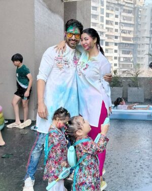 Debina Bonnerjee Instagram - Happy holiiiiiiii 🎨🧡🩵🟦🩷🟠🟡

All our outfit @babycasa_babyboutique