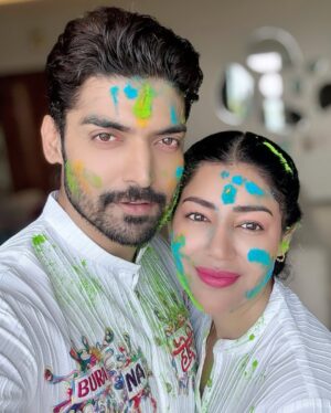 Debina Bonnerjee Instagram - Happy holiiiiiiii 🎨🧡🩵🟦🩷🟠🟡

All our outfit @babycasa_babyboutique