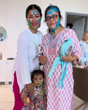 Debina Bonnerjee Instagram - Happy holiiiiiiii 🎨🧡🩵🟦🩷🟠🟡

All our outfit @babycasa_babyboutique