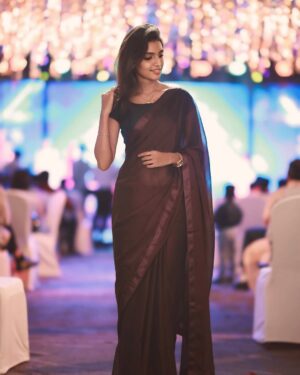 Deepika Damu Instagram - Why a saree?’ they asked
Because elegance doesn’t need an explanation✨
Swipe through to catch a glimpse of mine! 💫

📸: @iswarya_photos ❤️✨

#kanaakaanumkaalangal #vijaytelevision #disneyplushotstartamil #deepikainkanaakaanumkaalangal #deepuuinkanaaasharitha #deepuuharitha #deepuuharithakanaa  #harithatomboy #deepuutomboy #deepuuharithatomboy #deepuureels #deepuuofficial #reels #deepuuinsaree #ᴛʀᴇɴᴅɪɴɢʀᴇᴇʟs #dancevideo #jodiareuready #jodiareuready💃🕺 #deepikadamu #deepikajodi