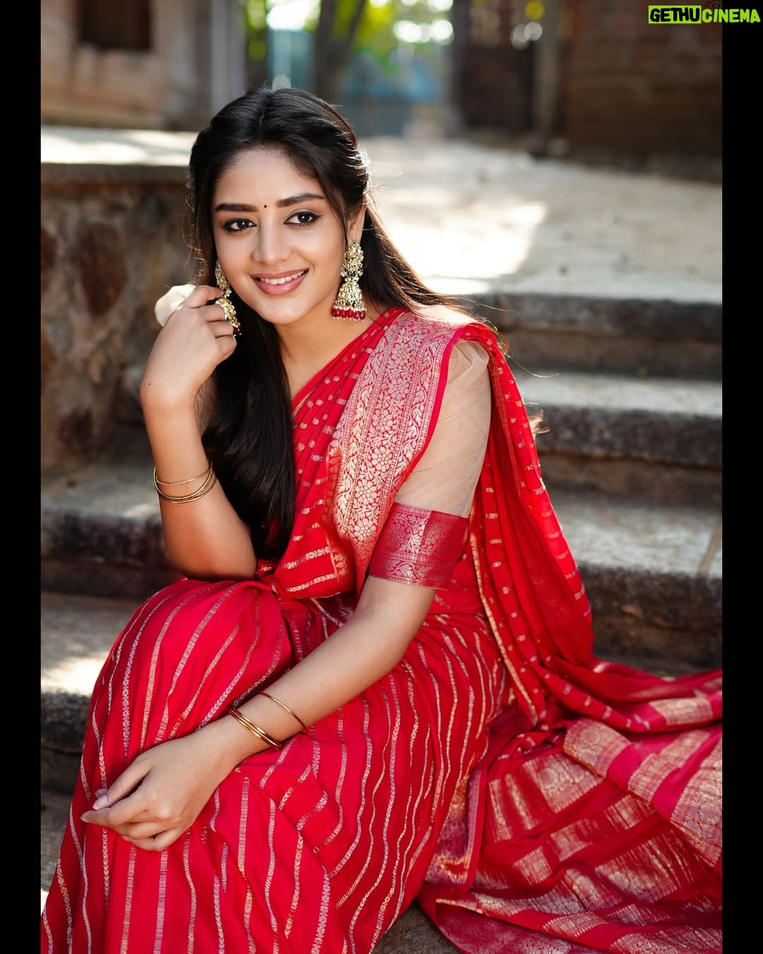 Deepshikha U - 4.8K Likes - ❤️❤️
In frame :- deepsheikhaofficial_
Shot by @kisan_creations
Saree @mithran_silks
Styling @sherstylist
stiching @kaha_designstudio
.
.
.
#Actress #IndianBeauty #TraditionalLook #SareeLove #ElegantStyle #Graceful #TimelessBeauty #DesiVibes #InstaFashion #Ethereal #BollywoodFashion #SouthIndianActress #RedSaree #GoldenHour #NaturalBeauty #CelebrityStyle #ViralPic #InstaGlam #FashionDiaries #TrendingNow