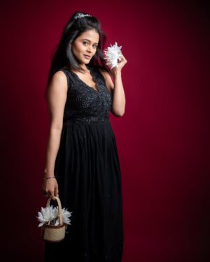 Deepti Devi Instagram - Birthday special💫
 a story of growth, wisdom, and resilience. Celebrating other year of life, love and self discovery.
Thank you for  all your warm wishes through calls, messages, social media channels and personal meets…
Means a lot.
Forever grateful 😇 
Photography : @timeframe.studios 
Make-up : @muktadange 
Hairstyling : @vidya_chaugule_makeup_and_hair 
Jewellery : @bebeautifuljewells 
Outfit : @sujatradesigns 
#deeptidevi #birthday #wisdom #happiness