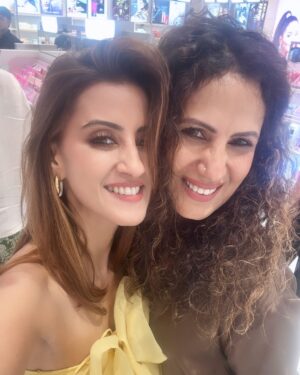 Deiya Sindhi Instagram - Celebrating the grand launch of @tirabeauty at @phoenixpalladium —your one-stop destination for all things beauty and luxe! 💄✨ From iconic skincare and makeup to luxury fragrances, this store is a dream for every beauty lover. Hosted by the loveliest @monaj75 , the night was all things glam, and of course, always a pleasure catching up with the Bollywood Wives and the prettiest @kiaraaliaadvani ! 💎✨ 

#TiraBeauty #BeautyLuxe #PhoenixPalladium #GlowWithTira #LuxuryBeauty
