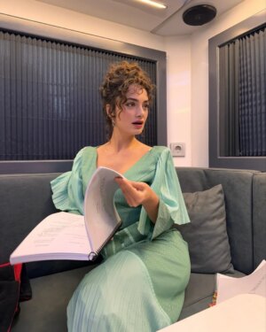 Denise Capezza Instagram - 7.Bölümde neler olacağını öğrenince biz! 
Bu akşam! @nowtvturkiye
#şakirpaşaailesi 
@sakirpasaailesi_