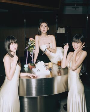 Dewi Chien Instagram - 📣簡家三姊妹 合體聯名初登場。

籌備好久⋯最後終於以「仙女絲光珍珠白」勝出！！

🤍CHIEN x HAITELIER✨💫 @hai.the.label 
12/9-12/22 全館85折扣碼「Chien」#年末#簡家三姊妹
