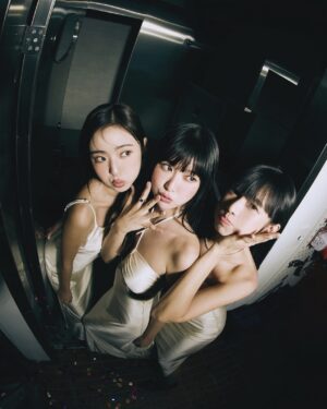 Dewi Chien Instagram - 📣簡家三姊妹 合體聯名初登場。

籌備好久⋯最後終於以「仙女絲光珍珠白」勝出！！

🤍CHIEN x HAITELIER✨💫 @hai.the.label 
12/9-12/22 全館85折扣碼「Chien」#年末#簡家三姊妹
