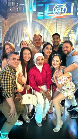 Dewi Rezer Instagram - Birthday bash @brotherhood.jkt is so much fun! Great ambiance, good service , love the band and DJs … we surely had a great time thank you so much ❤️✨
•
Thank you for coming to my beautiful close friends,my supporters, love you all …
•
Thank you kak @erfanharyando for filming this , i really appreciate you 😘❤️✨
#bithday  #tanmania