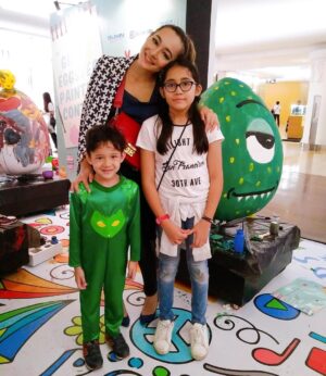 Dewi Rezer Instagram - Ini waktu menghias telur di plaza Indonesia hahaha mereka masi mau lukis lukis, kalo sekarang udah ga mau deh kalo mami ajakin begini beginian.... aku sayang kamu kaka brinnie dan jarvis ❤️
