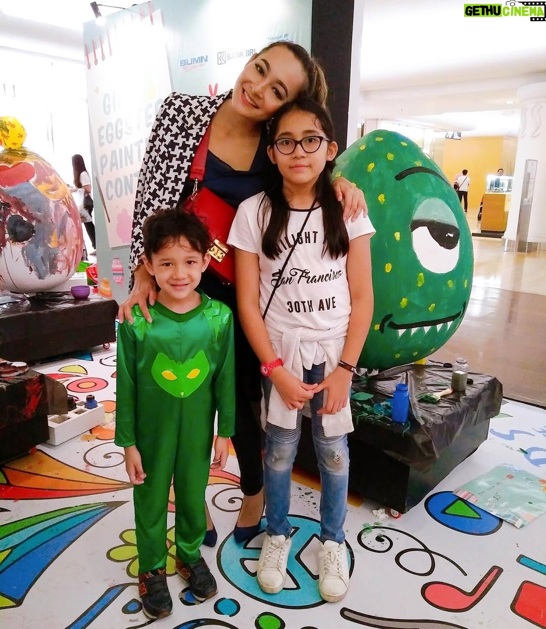 Dewi Rezer - 1.9K Likes - Ini waktu menghias telur di plaza Indonesia hahaha mereka masi mau lukis lukis, kalo sekarang udah ga mau deh kalo mami ajakin begini beginian.... aku sayang kamu kaka brinnie dan jarvis ❤️