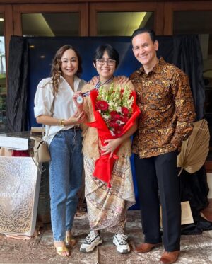 Dewi Rezer Instagram - Anak mami tersayang @brinettelefrandt baru aja lulus … 
So proud of your hard work baby ! Aku sayang kamu Brinette ❤️✨ everything is always working out perfectly for you… and so it is ✨❤️