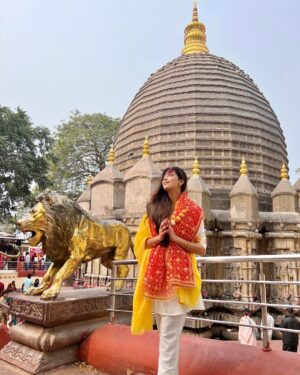 Digangana Suryavanshi Instagram - Jai Mata Di! 🙏🏻 

Outfit @kaftanize_clothing 

#kamakhya #temple #diganganasuryavanshi #assam #guwahati