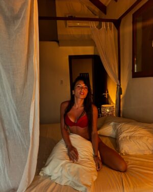 Dilara Kazimova Instagram - Home photo shoot for you, no photoshop, no makeup🍭🥥🍦

#seychelles #travel #mothernature #dilarakazimova