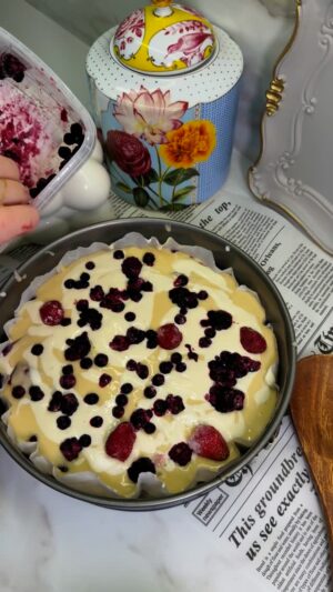 Dilara Kurtulmuş Instagram - Kokusuna bile bayıldığımız müthiş meyveli crumble🍓🫐

Hamuru için;
3 yumurta 
1 su bardağı şeker 
1 çay bardağı sıvı yağ 
200 ml krema
2 su bardağı un 
1 paket vanilya 
1 paket kabartma tozu 

Labnesi için ;
300 gram labne 
Yarım su bardağı şeker 
1 silme yemek kaşığı un 
1 yumurta

Crumble için; 
2 yemek kaşığı tereyağ 
Yarım çay bardağı şeker 
5 yemek kaşığı un 

İlk önce yumurta ve şekeri birlikte çırpıyoruz. Sonrasında sıvı yağı ekleyip tekrardan çırpma işlemini gerçekleştiriyoruz. Kremayı da ekleyip bir tur daha çırpıyoruz ve son olarak kalan son malzemeleri unu, kabartma tozunu ve vanilyayı ekleyip karıştırıyoruz ve bir kenara ayırıyoruz. Labnemizi,şekeri ve unu bir araya alarak çırpıyoruz. Sonrasında kek kalıbımıza önce harcı sonra labne harcımızı ekleyip üzerine istediğimiz meyveleri ekliyoruz ben donmuş meyve kullandım kullanmadan önce bir tur unladım ki dipe çökmesin. Sonra aynı işlemi tekrar gerçekleştiriyoruz. Ve kenara alıyoruz o sırada tereyağ,şeker ve unu bir rondodan geçirip crumble harcı elde ediyoruz ve kekimizin üzerine serpiştiriyoruz. 180 derecelik fırında yaklaşık 1 saat pişirip biraz soğuduktan sonra servis ediyoruz.Afiiiyet olsuuuun🤍🫶🏼🫐🍓 #reklam