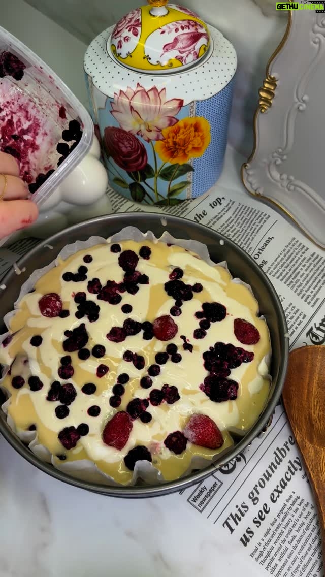 Dilara Kurtulmuş - 15.1K Likes - Kokusuna bile bayıldığımız müthiş meyveli crumble🍓🫐
Hamuru için;
3 yumurta
1 su bardağı şeker
1 çay bardağı sıvı yağ
200 ml krema
2 su bardağı un
1 paket vanilya
1 paket kabartma tozu
Labnesi için ;
300 gram labne
Yarım su bardağı şeker
1 silme yemek kaşığı un
1 yumurta
Crumble için;
2 yemek kaşığı tereyağ
Yarım çay bardağı şeker
5 yemek kaşığı un
İlk önce yumurta ve şekeri birlikte çırpıyoruz. Sonrasında sıvı yağı ekleyip tekrardan çırpma işlemini gerçekleştiriyoruz. Kremayı da ekleyip bir tur daha çırpıyoruz ve son olarak kalan son malzemeleri unu, kabartma tozunu ve vanilyayı ekleyip karıştırıyoruz ve bir kenara ayırıyoruz. Labnemizi,şekeri ve unu bir araya alarak çırpıyoruz. Sonrasında kek kalıbımıza önce harcı sonra labne harcımızı ekleyip üzerine istediğimiz meyveleri ekliyoruz ben donmuş meyve kullandım kullanmadan önce bir tur unladım ki dipe çökmesin. Sonra aynı işlemi tekrar gerçekleştiriyoruz. Ve kenara alıyoruz o sırada tereyağ,şeker ve unu bir rondodan geçirip crumble harcı elde ediyoruz ve kekimizin üzerine serpiştiriyoruz. 180 derecelik fırında yaklaşık 1 saat pişirip biraz soğuduktan sonra servis ediyoruz.Afiiiyet olsuuuun🤍🫶🏼🫐🍓 #reklam