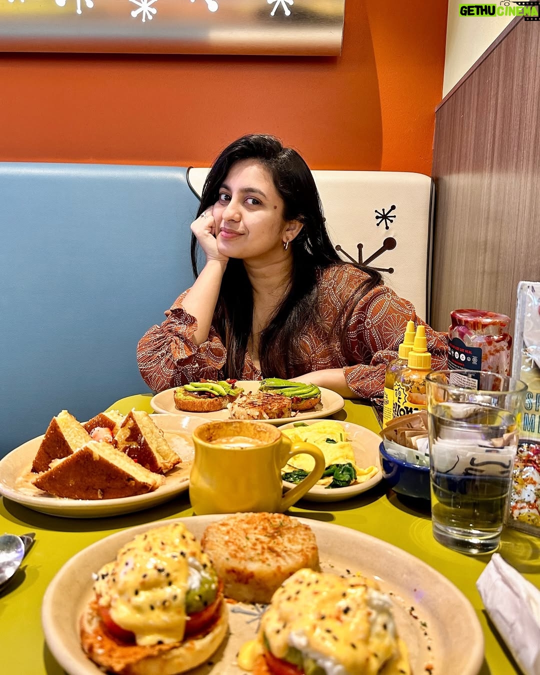 Dimple Harika - 3 Likes - Weekend brunch scenes ☕️🥯🍽️