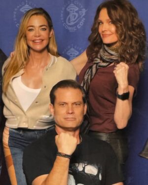 Dina Meyer Instagram - Super fun weekend in Seattle at @emeraldcitycomiccon 2025.
❤️‍🔥❤️‍🔥❤️‍🔥

Thank you to all who signed up, joined up and knew what to do!
Would You Like to Know More??? 😉

Which is your favorite slide? 
SWIPE through.👉

#starshiptroopers #reunion #comiccon #con #fun #scifi #syfy #geek #cosplay #infantry #military #bugs #sciencefiction #war
