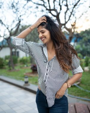 Dipshi Blessy Instagram - Alexaaaaaa play aaradi kaatre song from Thalaivan vishal movie 😎😎

📸: @naresh.k15